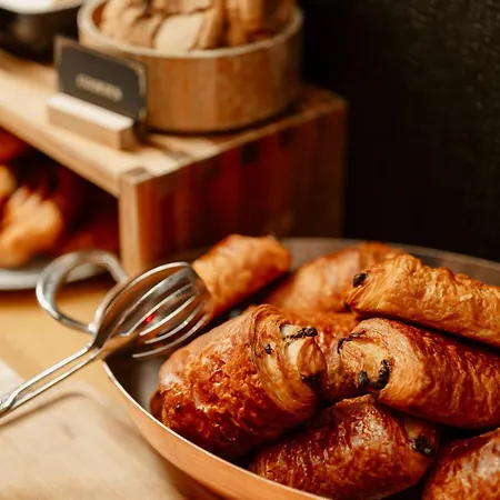 Dali Val D'europe, Tapestry Collection By Hilton 尚特洛普恩布里