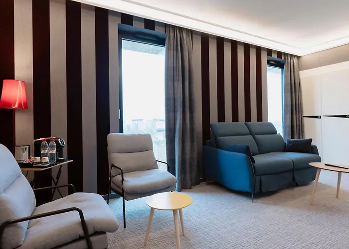 Dali Val D'europe, Tapestry Collection By Hilton Chanteloup En Brie